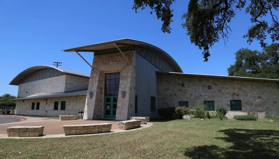 Parque_Zaragoza_Recreation_Center_cropped