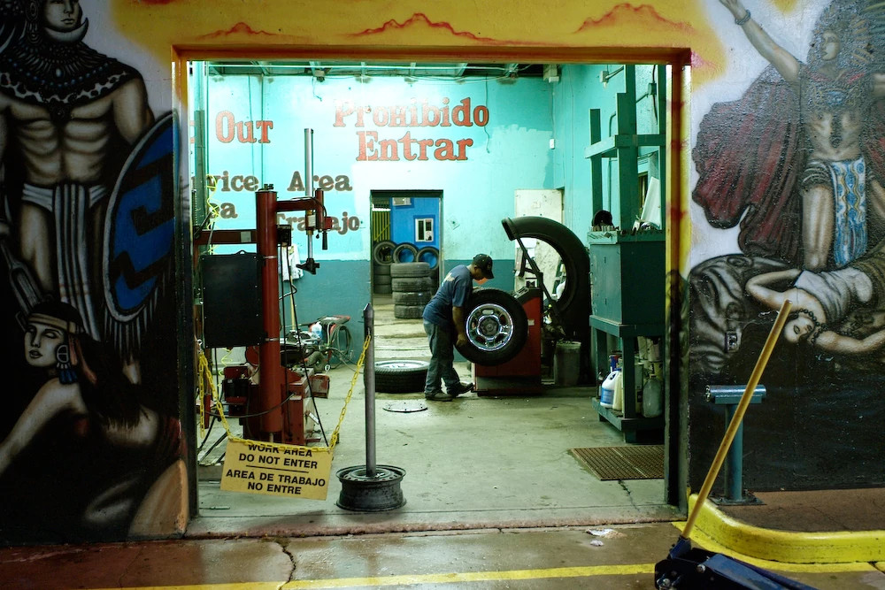 Leals Tires on Cesar Chavez Boulevard in 2007. By Photographer John H. Langmore.